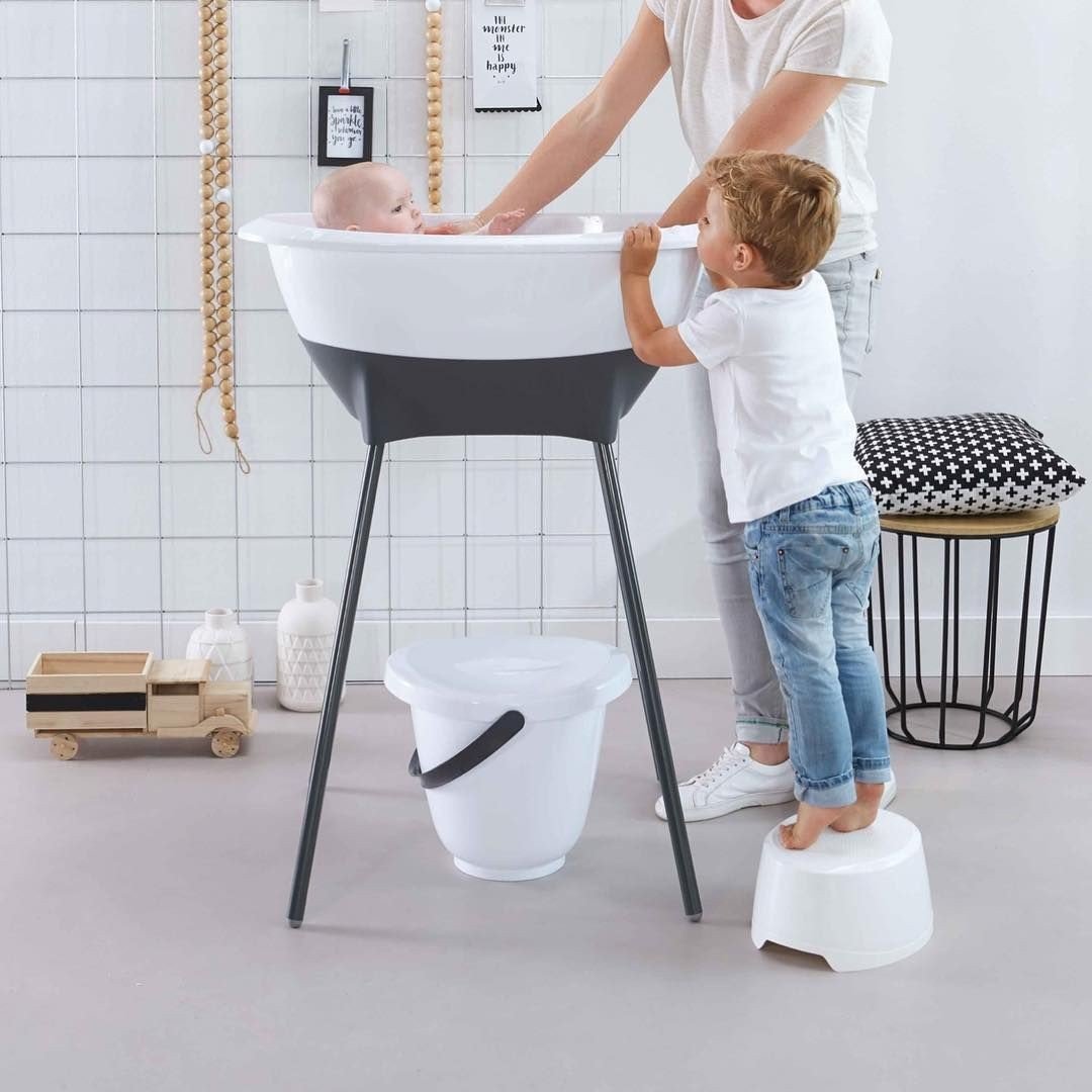 Spletna trgovina Mami in jaz ponuja vse za nego dojenčka. V setu za nego dojenčka najdete banjico, stojalo za banjico, sedež za banjico, set za manikuro ter otroški glavnik in krtačko.